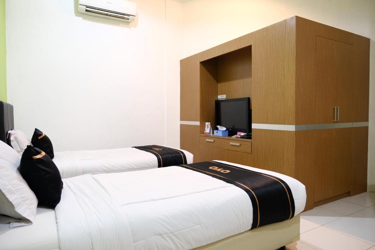Oyo 1612 Hotel Central City Tanjung Pandan Bagian luar foto