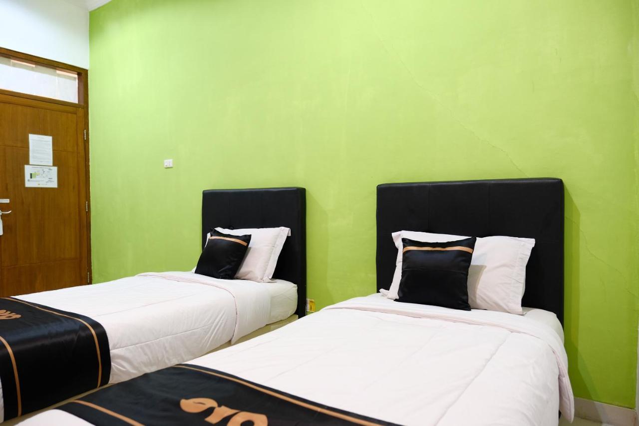 Oyo 1612 Hotel Central City Tanjung Pandan Bagian luar foto