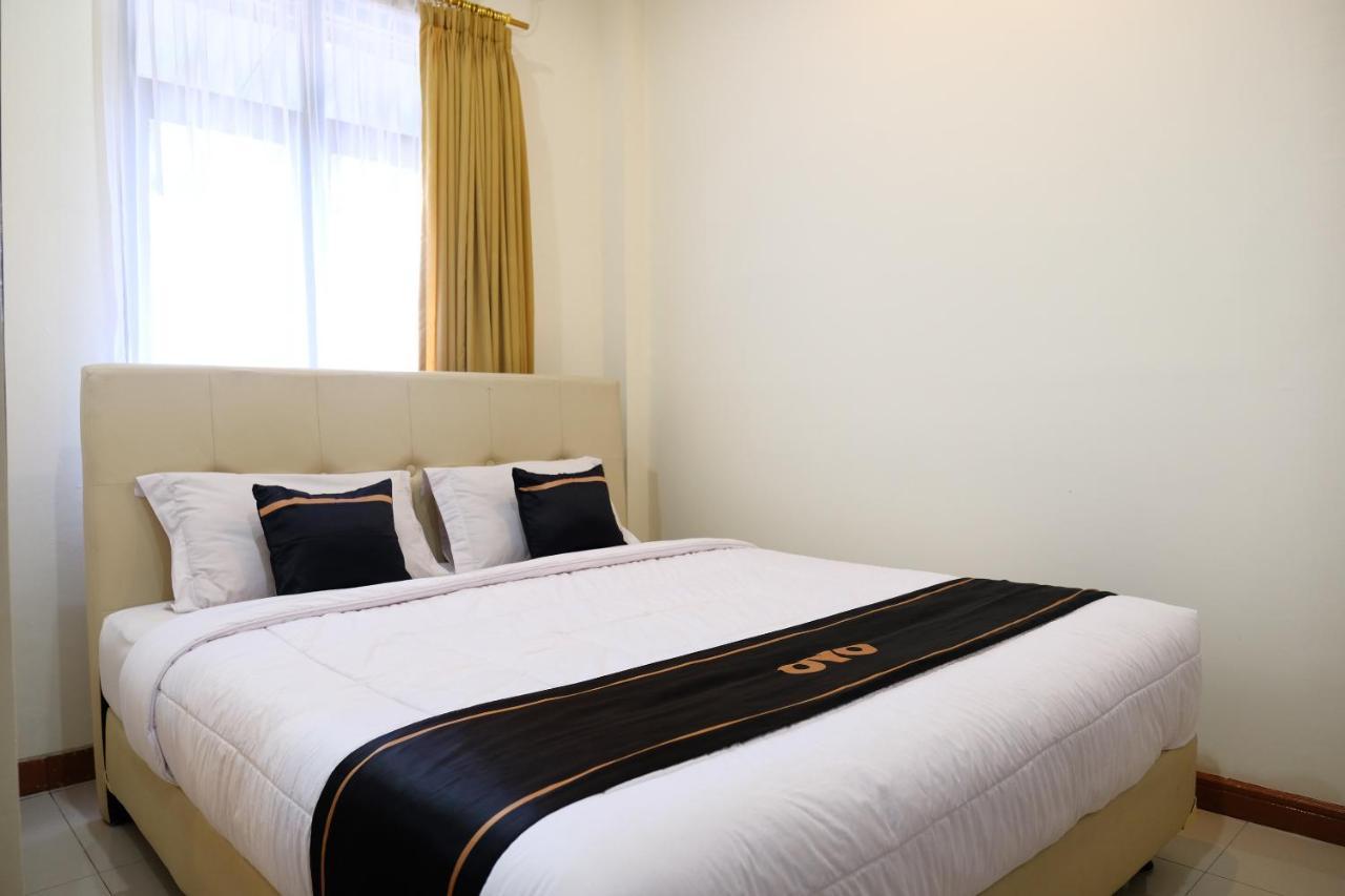 Oyo 1612 Hotel Central City Tanjung Pandan Bagian luar foto