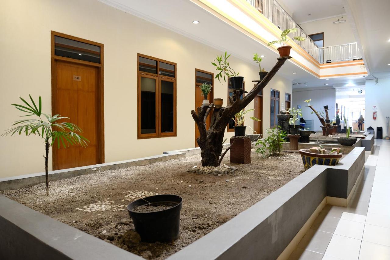 Oyo 1612 Hotel Central City Tanjung Pandan Bagian luar foto