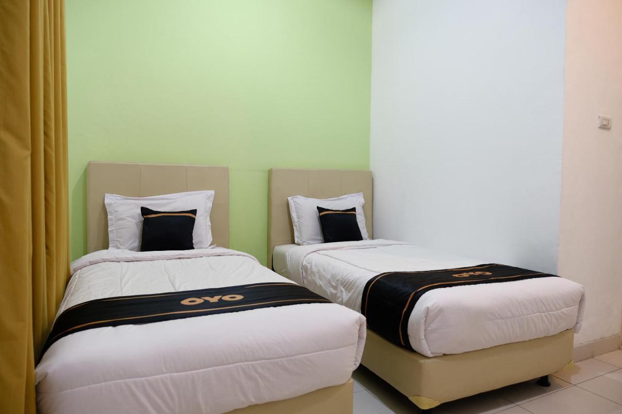 Oyo 1612 Hotel Central City Tanjung Pandan Bagian luar foto